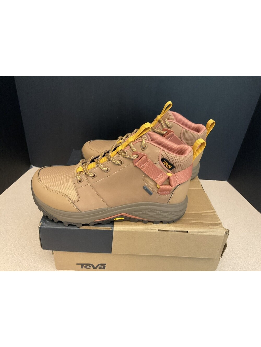 New! Womens Teva Grandview GTX Sand Dune Gore Tex Hiking Boots. Size 7. Nice!